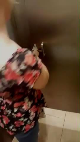 欧美，女主上厕所没纸女奴及时跪下舌舔净