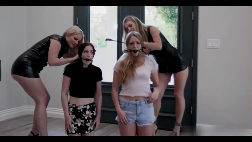 欧美，两主妇性感把女奴当狗揪头发舌舔跨下坐脸