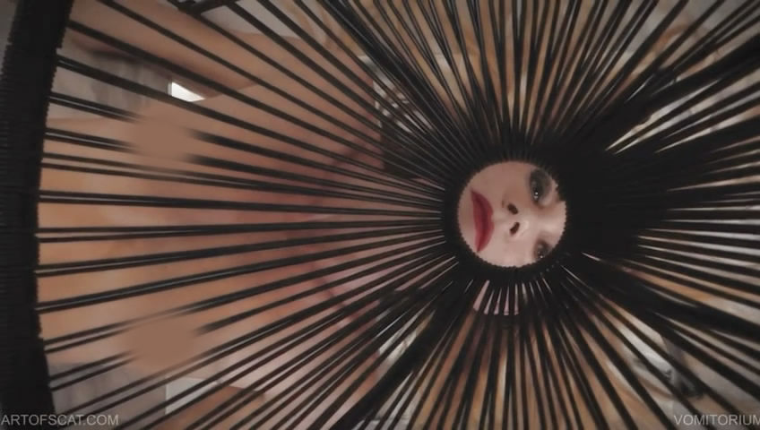 欧美，性感女主调教女奴座便椅下当厕所直吞黄金