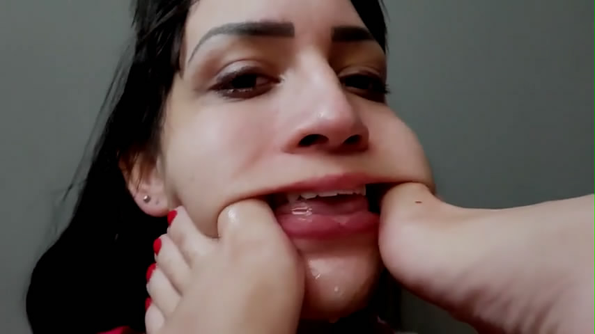 欧美，气质漂亮主妇双脚深喉抽插可怜女奴嘴舔脚