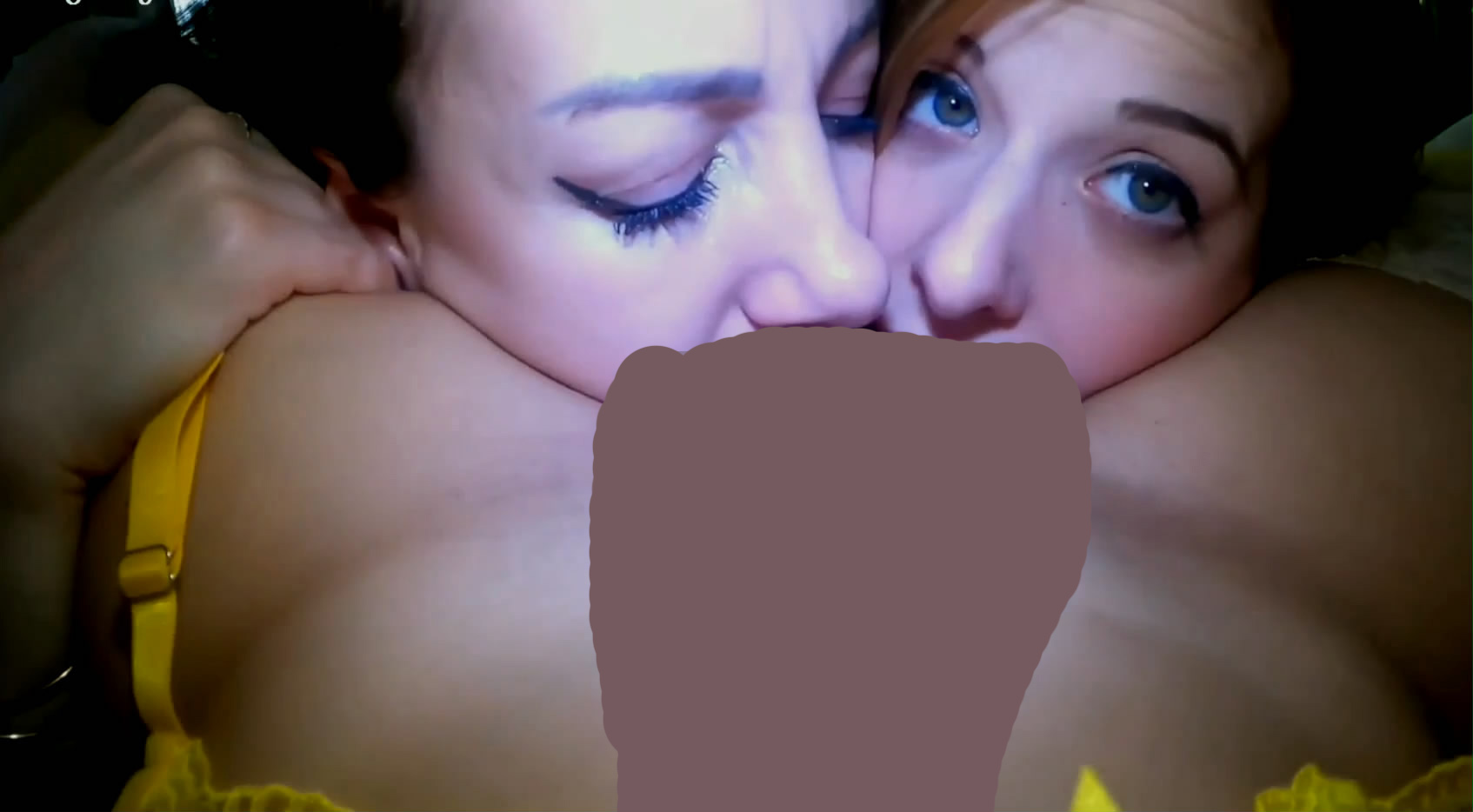 欧美，女主很会调教两女奴同时争抢舔跨舌侍奉