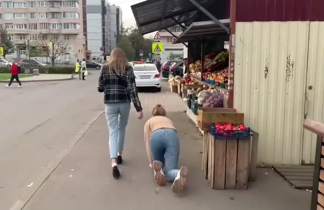 欧美，漂亮气质女主牵女狗溜达训舔汗脚骑乘当坐椅