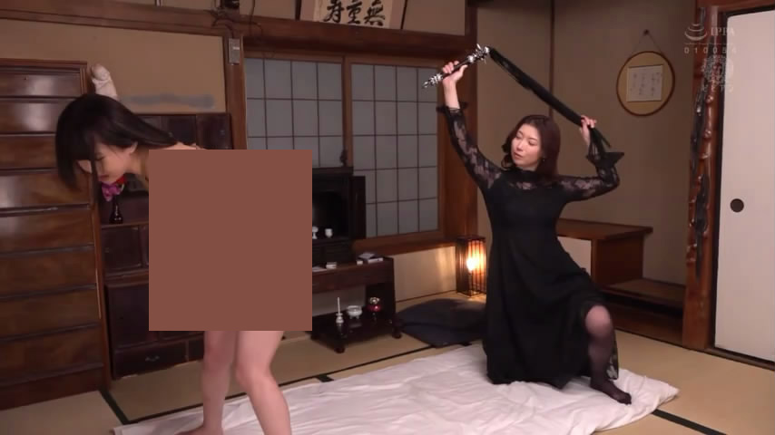日本，性感女主妇鞭策女奴屈辱闻舔丝足玉足