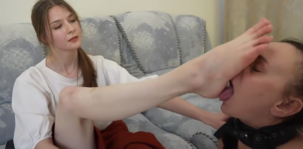 欧美，漂亮女主玉足白嫩性感训女奴脚深喉吃袜子