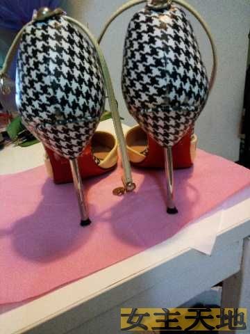 君君女主卖限量的原味高跟和原味布鞋