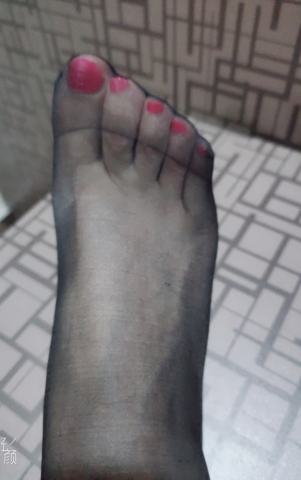 君君女主高清黑丝美脚，贱狗跪舔