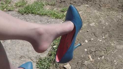 十集特写奉献：灰丝兰船高MM脱了高跟鞋，露出丝足！3