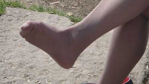 十集特写奉献：最后一集：灰丝兰船高MM脱了高跟鞋，丝足特写！10