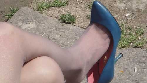 十集特写奉献：灰丝兰船高MM坐姿，有玩鞋、街拍挑鞋、晾丝足！7