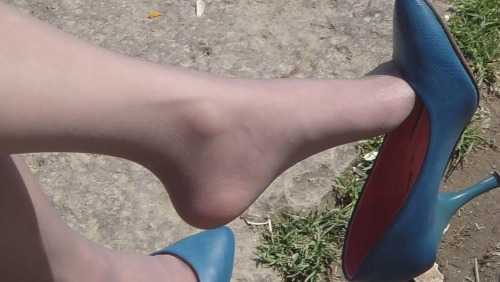 灰丝兰船高MM坐姿，有玩鞋、街拍挑鞋、晾丝足！5