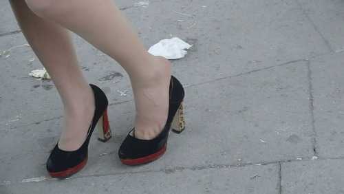 长腿肉丝MM，脱鞋晾脚一瞬间