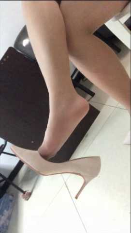 偷拍美女诱惑丝脚挑鞋片