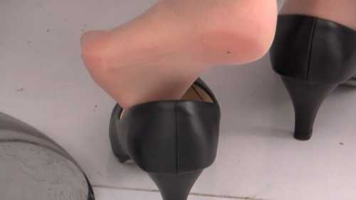 偷拍礼仪美眉玩鞋晾脚