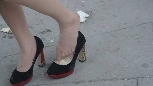 长腿肉丝MM，脱鞋晾脚一瞬间