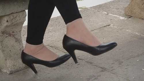 红衣少妇极薄的肉丝高跟鞋坐姿诱惑