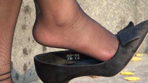 蹲姿和挑鞋诱惑大特写（589MB、1080P)