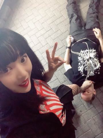 大家知不知道一个外国佬在日本找女人踩他