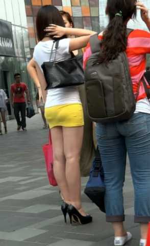 黄色紧身包臀短裙,紧致诱人的翘臀