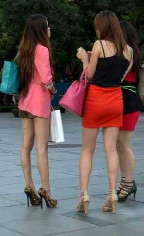 红色包臀裙美女，丰满诱人的美臀