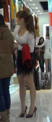 白色包臀裙高跟MM在试衣服