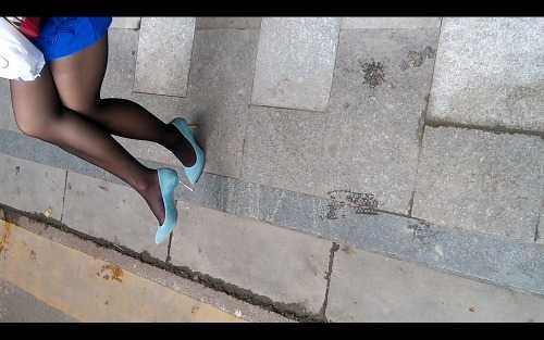 路遇诱惑黑丝美腿蓝色高跟，超薄黑丝