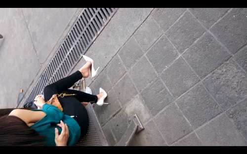 诱惑美女裸足挑动白色高跟，长腿美足