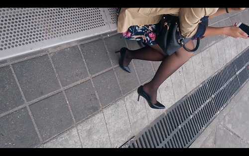 广场偶遇美女诱惑黑丝黑高跟美女搭二郎腿，有挑鞋场景！