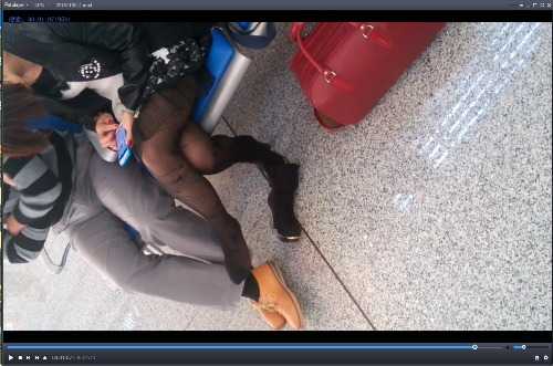 长途车站偶遇网袜短靴美女脚太热了脱靴晾脚！