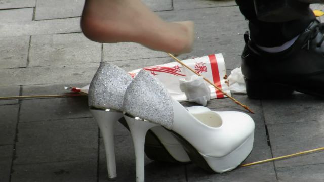 街拍小妹妹肉丝高跟有脱鞋诱惑