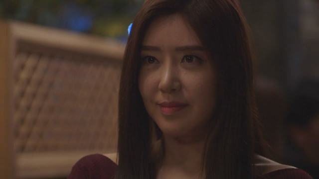 韩国影片Invited Man中美女桌下丝袜脚挑逗镜头