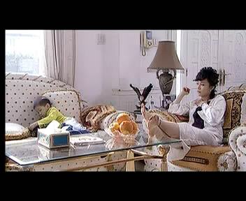 国产电视剧继母后妈中小男孩为继母按摩镜头！