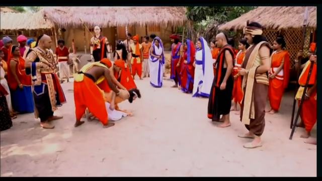 印度贵族部落，女尊男卑 上等人欺负下等人竟用脚羞辱