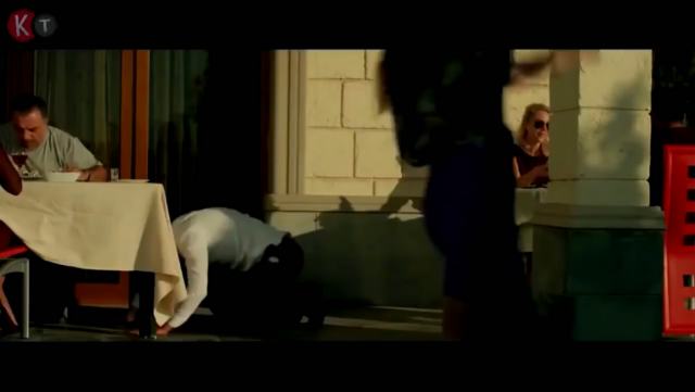 欧美剧集，男子玩躲猫猫，在桌下闻到女主的丝足，他很兴奋