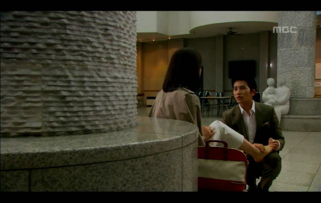 Royal Family韩剧女神的脚累需要有人帮助