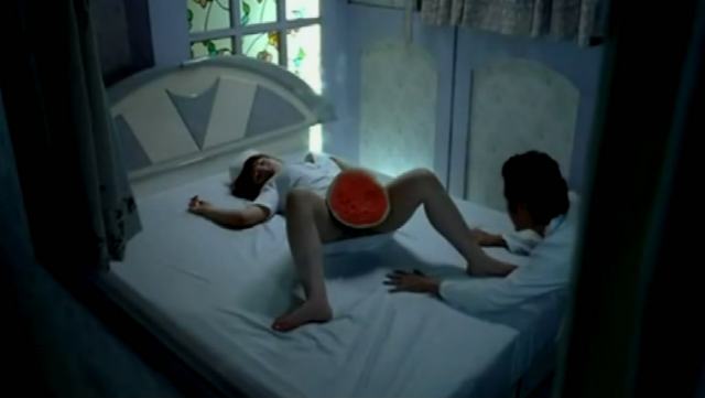 国产电影，很有品味的吃西瓜，桌下恋女神的玉足