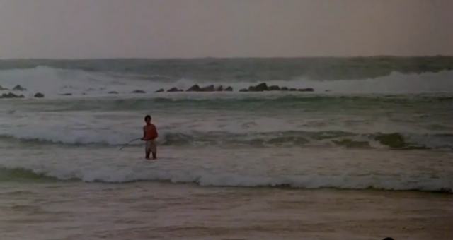 英国电影，孤岛惊魂，男子被女官俘虏遭跨下羞辱喝圣水