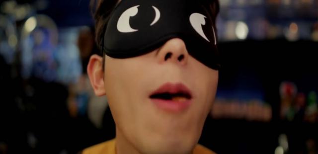 韩国电影，女主面试和调教男友时，足踩和桌下的动作