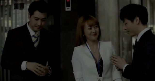 韩国电影，被领导看中的男职员，跪地只能脚下跨下忍受