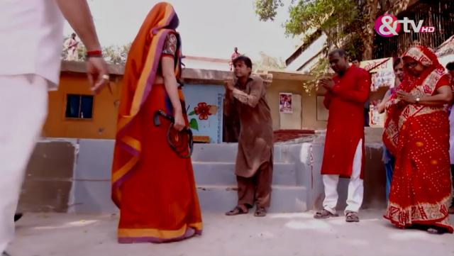 印度电影，惊艳女神女主要债，债主被踩脚下鞭子伺候