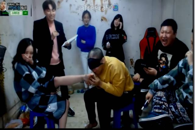 韩国节目，男生闻女生臭脚辨别女友，继母调教儿子