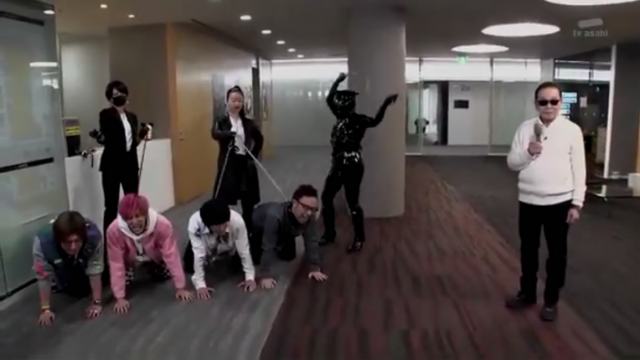 日本节目，女王调教男嘉宾，当家俱脚踩脸脚耳光很精彩