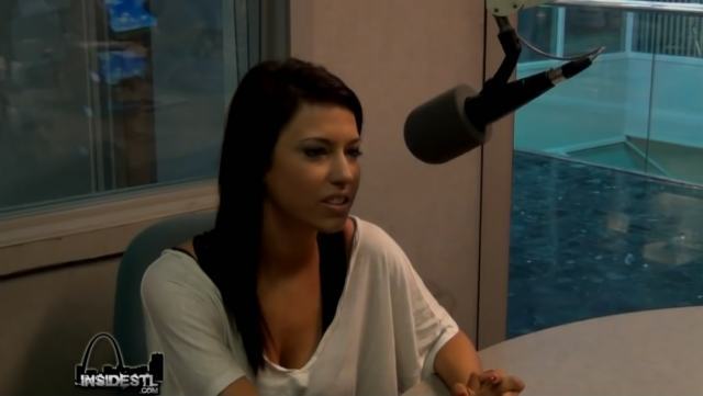 美国电台节目，女主持人脚汗有味男录音师用嘴护理