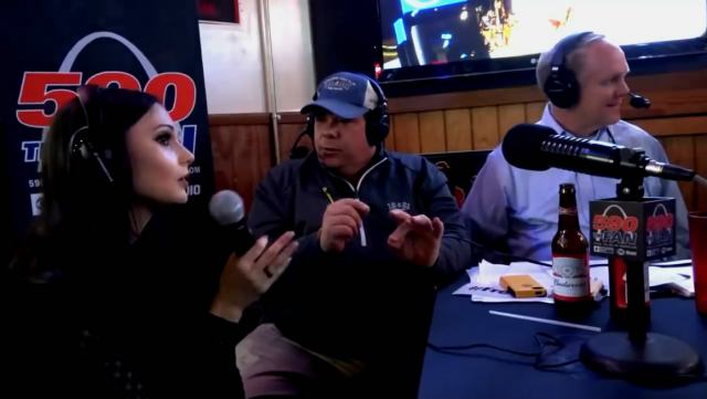 美国电竟节目，女主玉足很性感男嘉宾为了节目只能舔脚