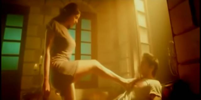 印度节目电影，女神美足调教男友，嘉宾吃女主持人脚上