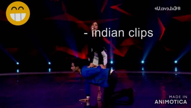 印度节目，舞台上女神跳训男狗舞蹈，舔她的美脚