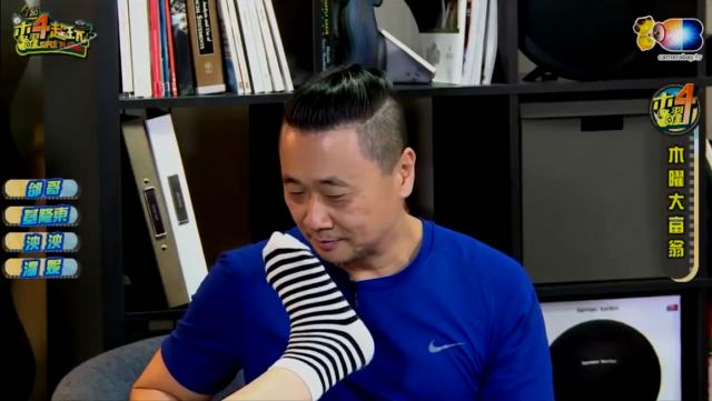 电影节目，观众上台狂舔女主持人的美脚，台下掌声精彩