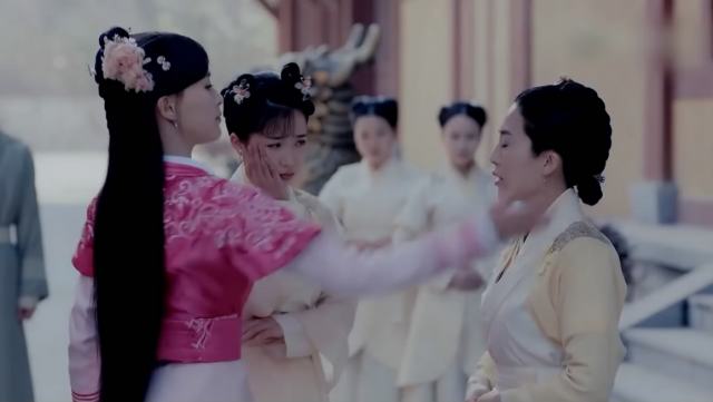 电影节目，闻女生的袜子，男人变小女主调戏耳光