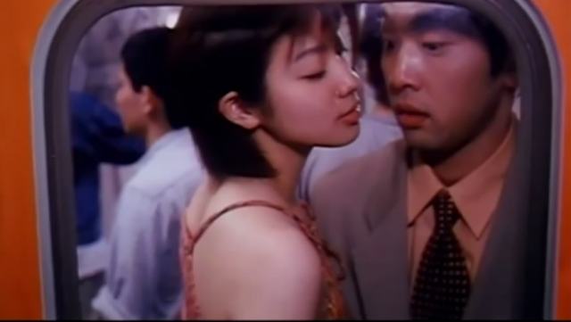 日本电影，女人也疯狂，电车上女主虐陌生人，下车再调教