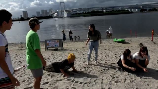 日本娱乐，多个M男小伙海边请求女孩们踩他们的脸