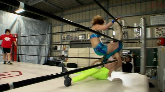 日本节目，男女对战比赛，女子姿势很SM把对手虐的很可怜